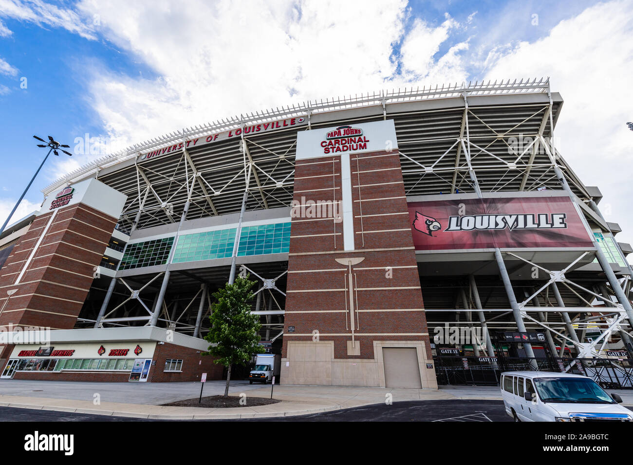 Die Universität von Louisville Papa John's Cardinal-Stadion wurde kürzlich renoviert, um eine Kapazität von 55.000 für ihre Fußballmannschaft zu erreichen. Stockfoto