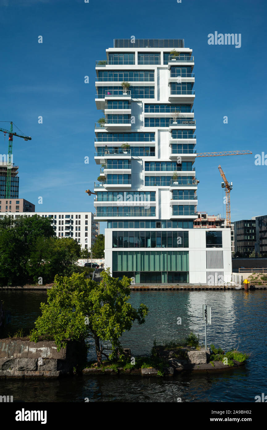 24.06.2019, Berlin, Deutschland - Blick auf den Wohnebenen luxuriöse Wohnturm am Ufer der Spree in Berlin-Friedrichshain. 0 SL 190624 D011 CA Stockfoto