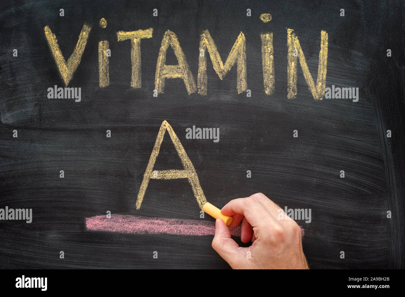 Hand schreiben Vitamin A am Schwarzen Brett. Close Up. Stockfoto