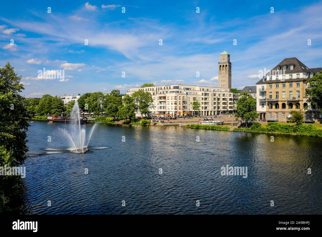 02.06.2019, Mülheim an der Ruhr, Nordrhein-Westfalen, Deutschland - Blick auf die Stadt mit Blick auf die Ruhr zu Hafen der Stadt Ruhrbania und Rathaus towe Stockfoto