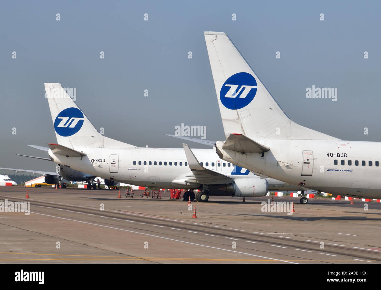 Moskau, Russland - 8. Juni. 2019. UTair Flugzeug auf dem Start-Feld zum Flughafen Vnukovo. Boeing 737 Stockfoto