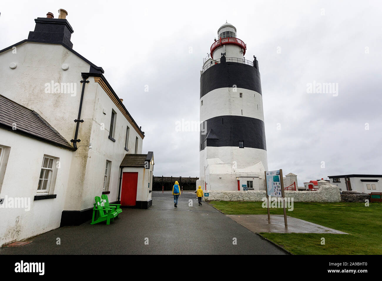 Mutter und Sohn gehen zu Hook Head Lighthouse in der Grafschaft Wexford, Irland Stockfoto