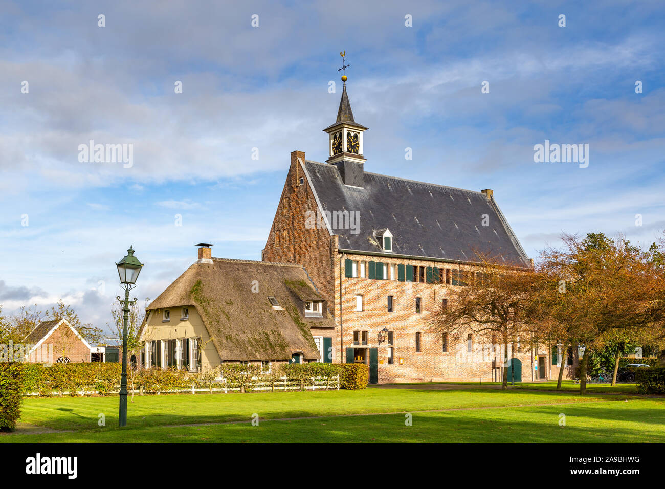 Kirche und ehemaliges Zentrum des modernen Hingabe Bewegung und Klosterbrauerei in Windesheim, OVerijssel in den Niederlanden Stockfoto