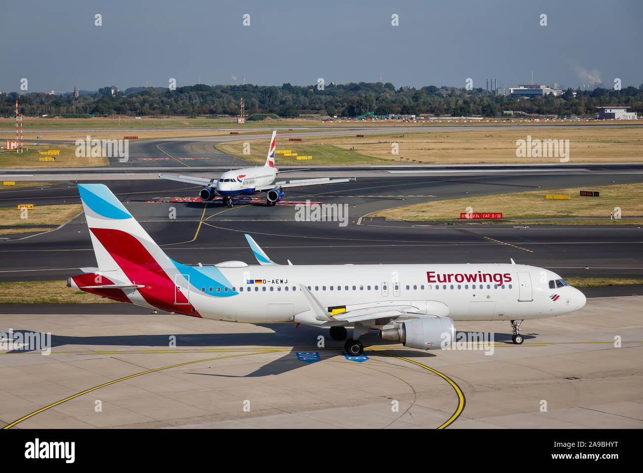 04.08.2019, Düsseldorf, Nordrhein-Westfalen, Deutschland - Eurowings Flugzeug auf dem Weg zur Startbahn, Flughafen Düsseldorf International, DUS-Prüfung. Ein Brite Stockfoto