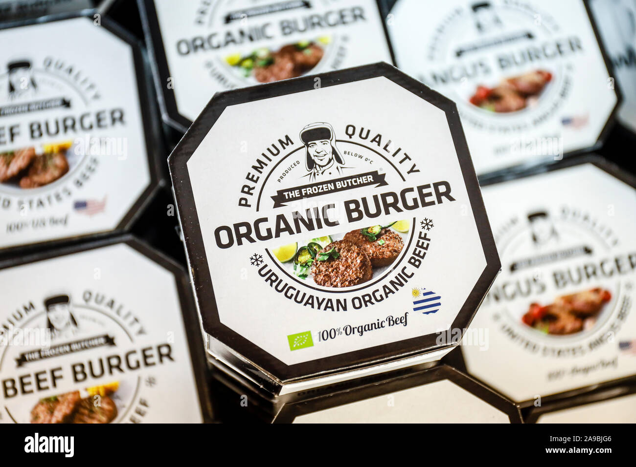 09.10.2019, Köln, Nordrhein-Westfalen, Deutschland - ANUGA Messe, organische Burger, organische burger Teiglinge in einem Deep-freeze Zähler auf dem Stand Stockfoto
