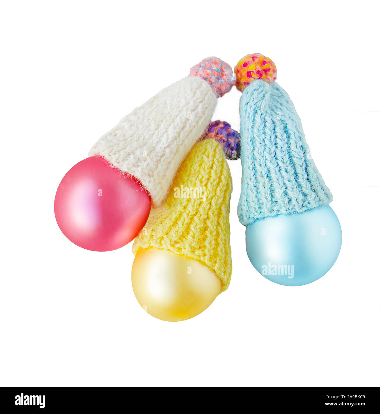 Weihnachten Deko Kugeln und girlande auf einem weißen Hintergrund. Drei farbigen Luftballons in eine Kappe in Form von Schneemännern. Für Text platzieren. Weihnachten gesundes Stockfoto