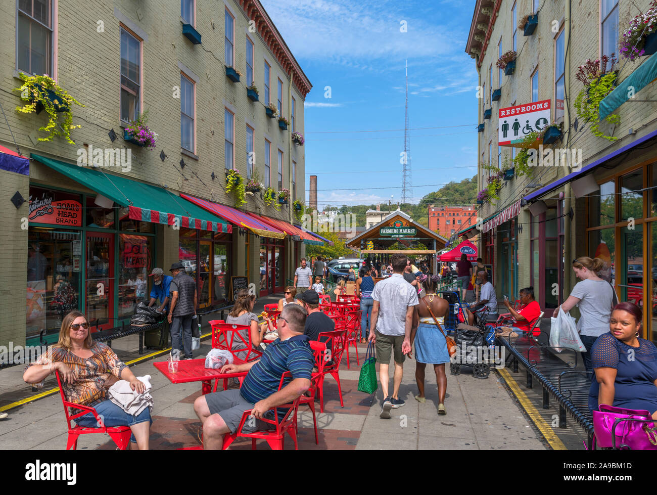 Sidewalk Cafe außerhalb Findlay Markt in der historischen Über - Rhein Bezirk, Cincinnati, Ohio, USA. Stockfoto