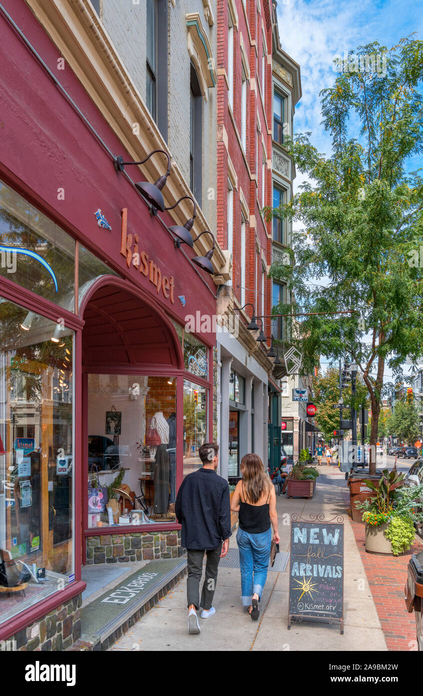 Die Geschäfte in der Vine Street im historischen Über - Rhein Bezirk, Cincinnati, Ohio, USA. Stockfoto