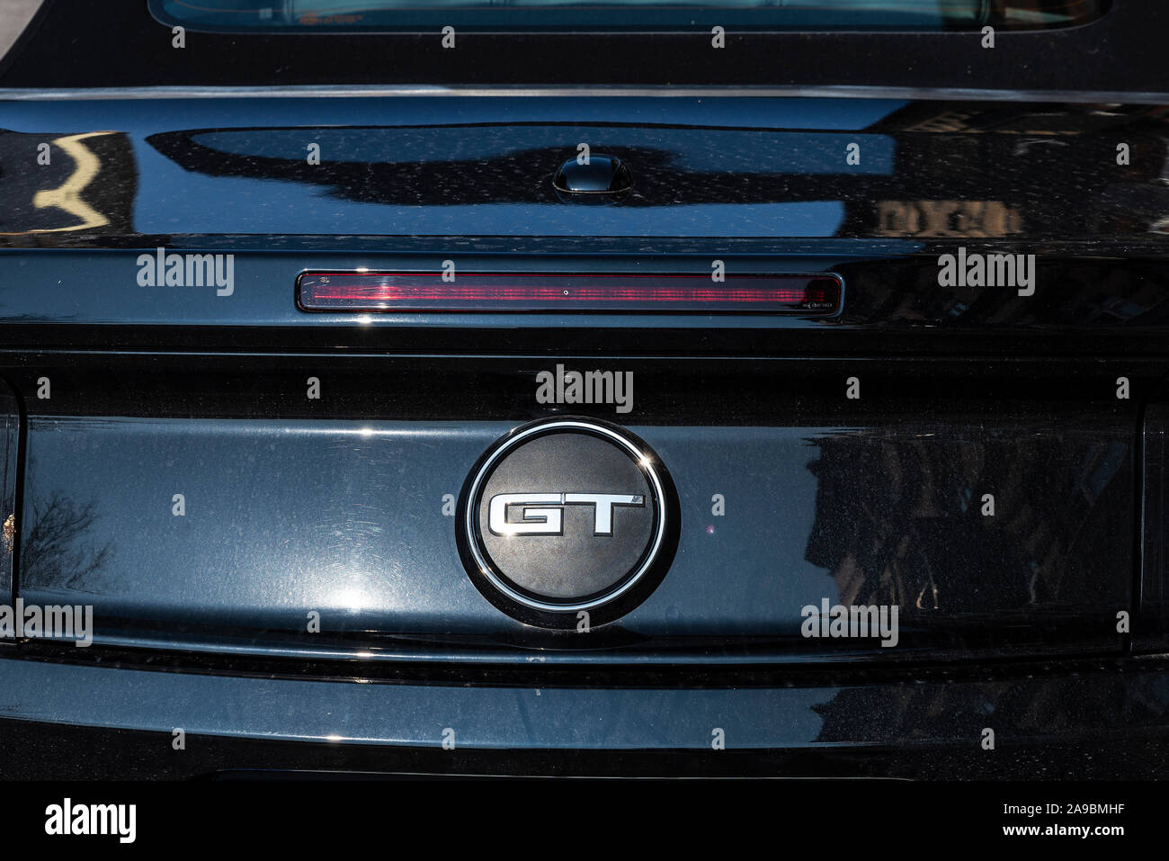 Malmö, Schweden - 28. August 2019: GT Logo auf der Rückseite eines schwarzen Ford Mustang in Malmö, Schweden Stockfoto