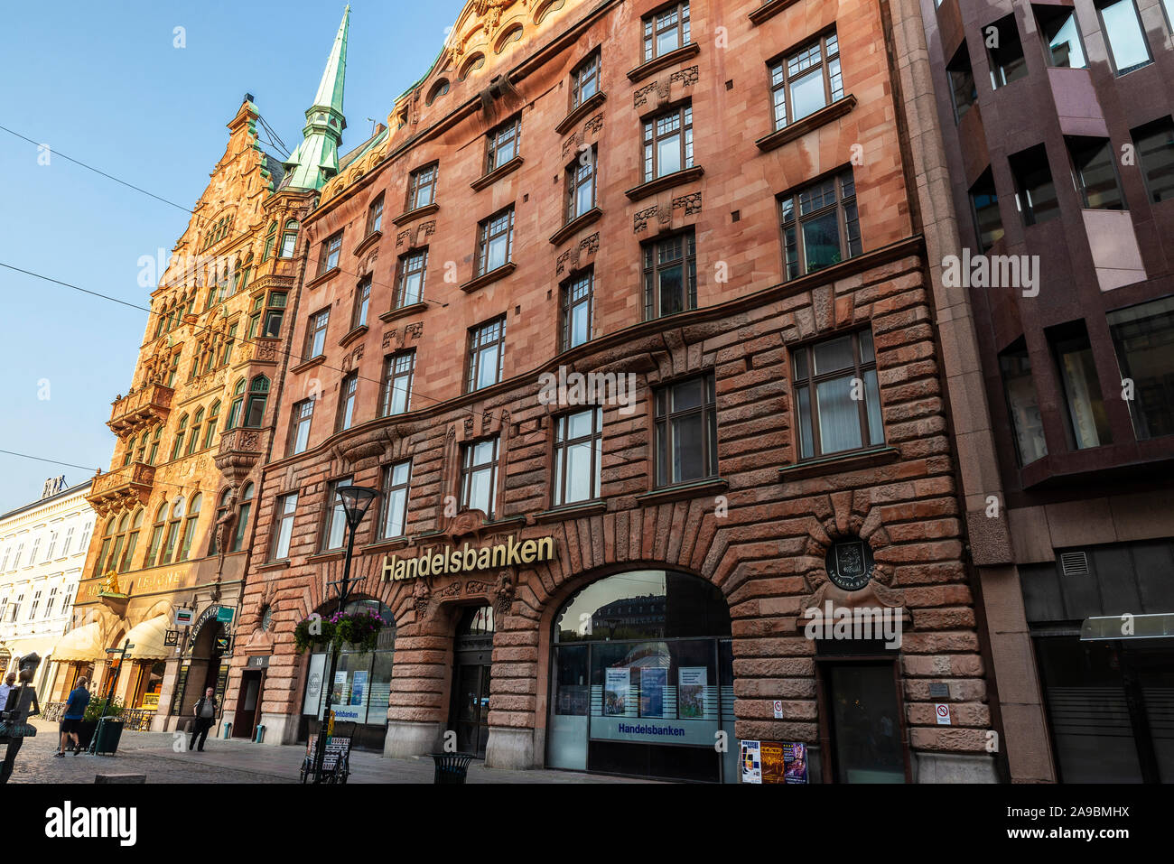 Malmö, Schweden - 28. August 2019: Fassade eines Bank Niederlassung der Handelsbanken auf der Straße mit Menschen um in Schweden Stockfoto