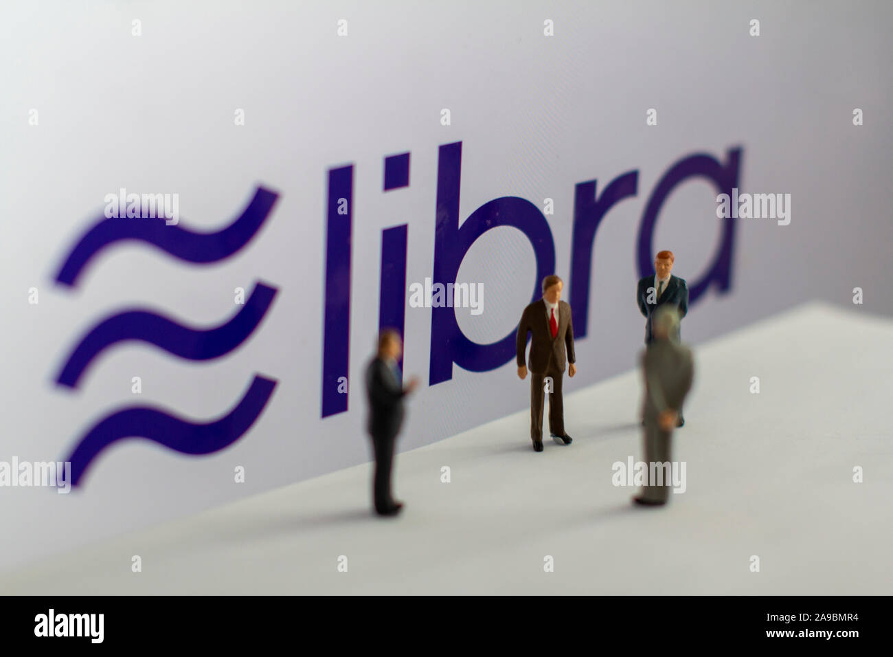 Modelle vor Logo für Waage die Leseberechtigung blockchain digitale Währung durch amerikanische Social Media Unternehmen Facebook entwickelt werden Stockfoto