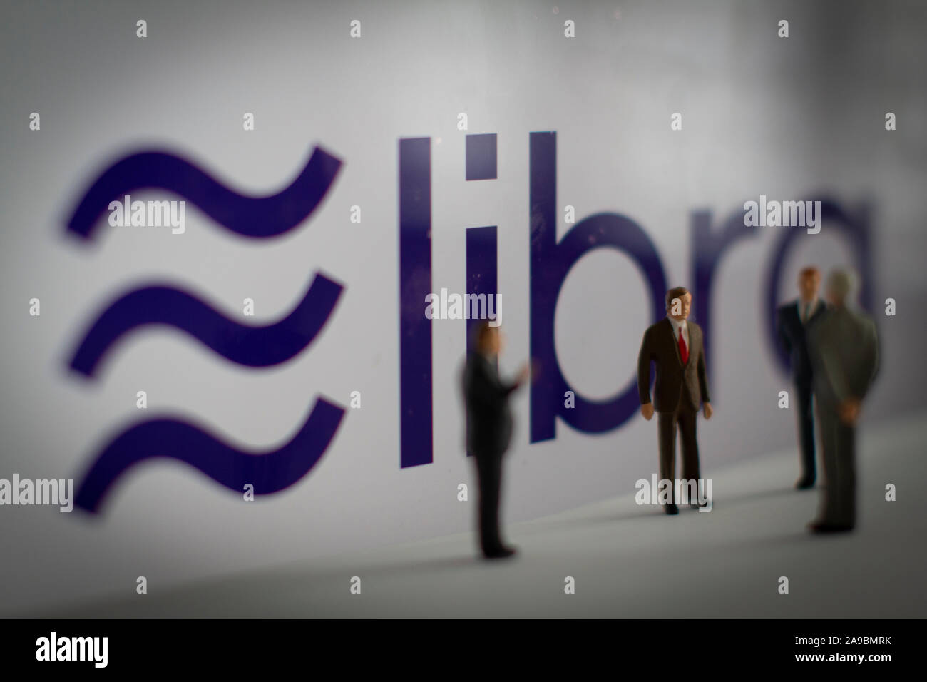 Modelle vor Logo für Waage die Leseberechtigung blockchain digitale Währung durch amerikanische Social Media Unternehmen Facebook entwickelt werden Stockfoto