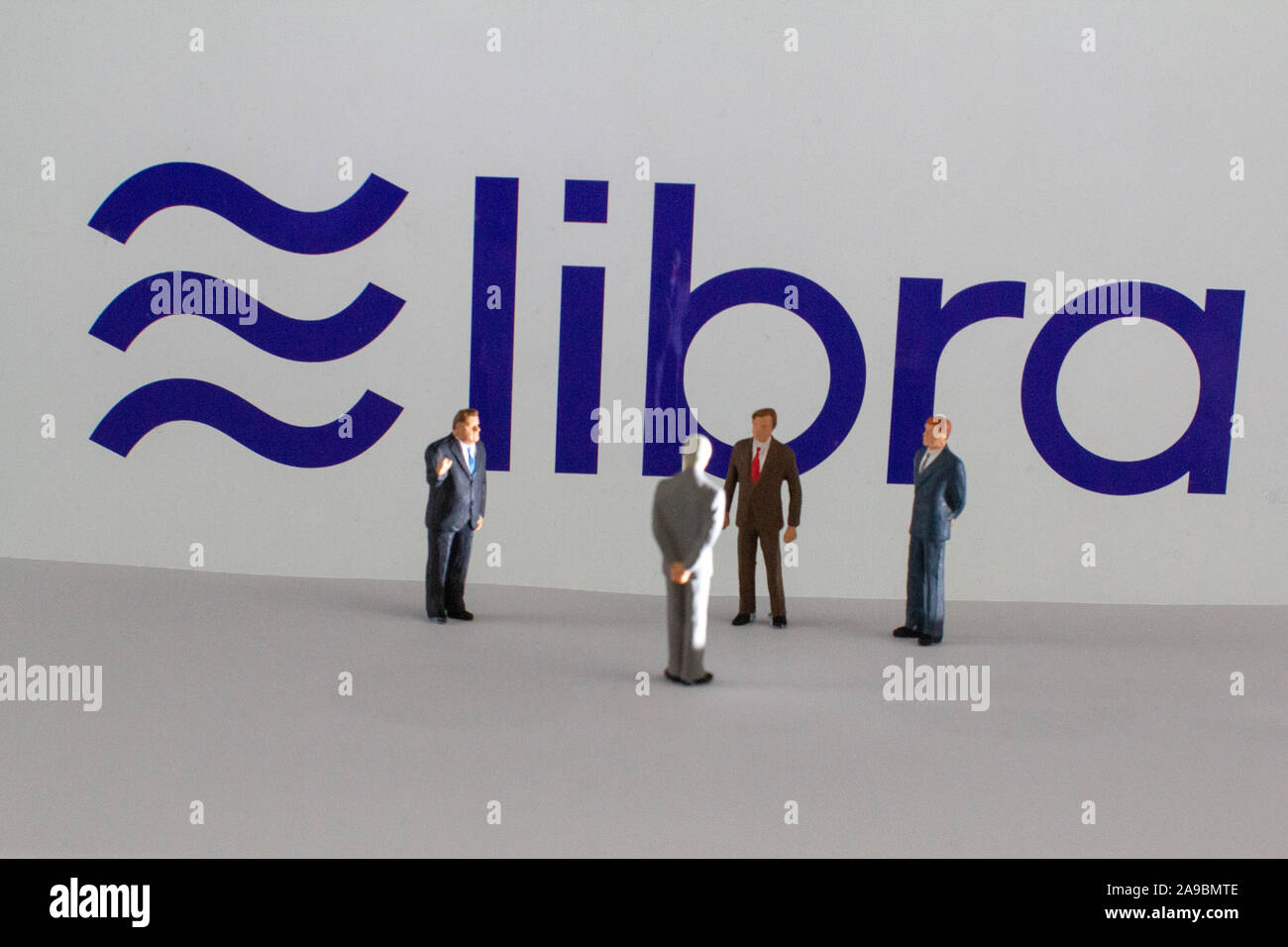 Modelle vor Logo für Waage die Leseberechtigung blockchain digitale Währung durch amerikanische Social Media Unternehmen Facebook entwickelt werden Stockfoto