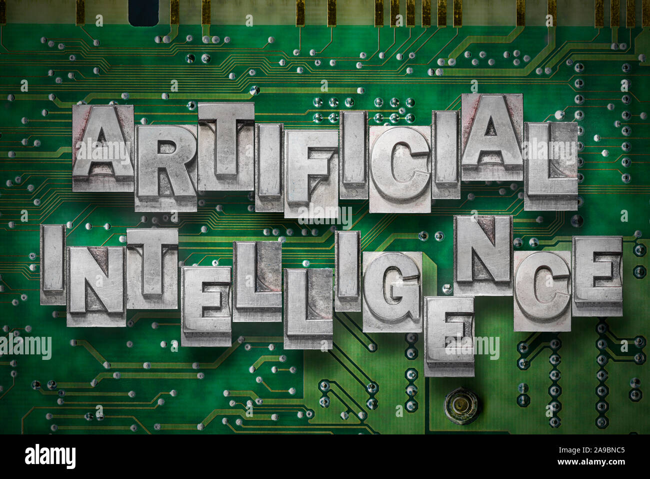 Künstliche Intelligenz Phrase von metallischen Buchdruck Blöcke auf der PC-Platine Hintergrund Stockfoto