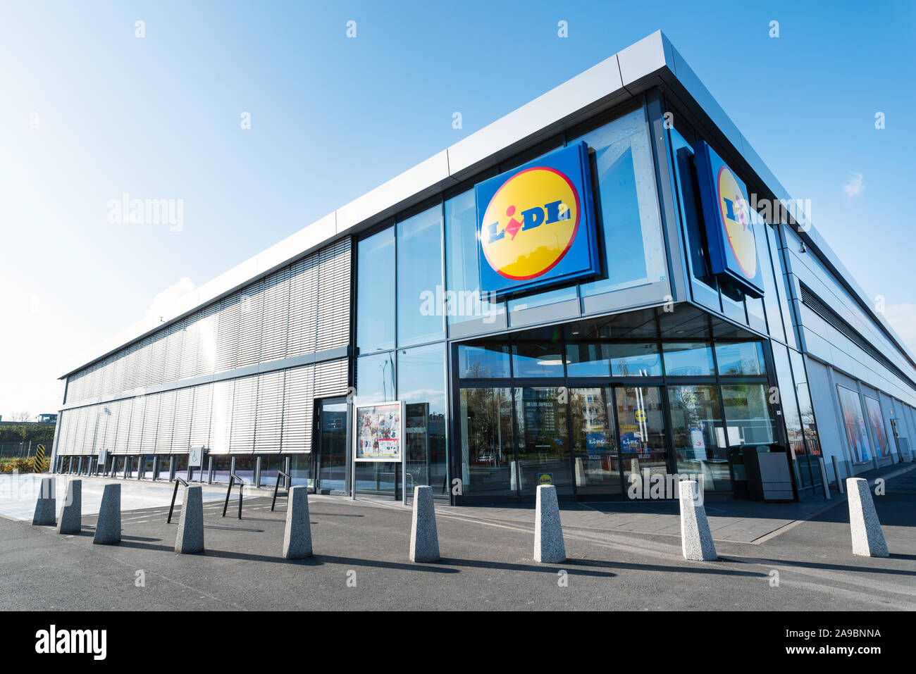 Wroclaw, Polen - 11.11.2019: LIDL Supermarkt in Polen. Lidl ist ein Deutscher globalen Rabatt Supermarktkette. Ab 2018 in Polen die Geschäfte sind m geschlossen. Stockfoto