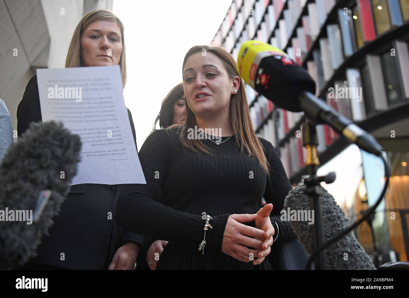 Alfies tante Ashleigh Jeffrey (rechts) spricht außerhalb des Old Bailey, London, nach Stephen Waterson war seit sieben Jahren und sechs Monaten Gefängnis verurteilt, nachdem er zuließ, Zerkleinern von jungen Sohn seiner Freundin, Alfie Lamm, zum Tod mit einem Autositz. Stockfoto