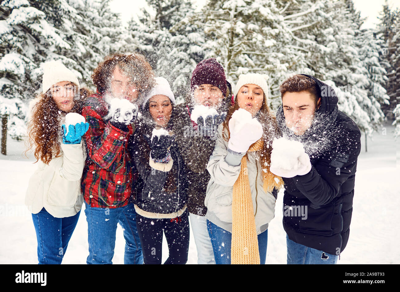 Freunde werfen Spaß Schnee im Park im Winter Stockfoto