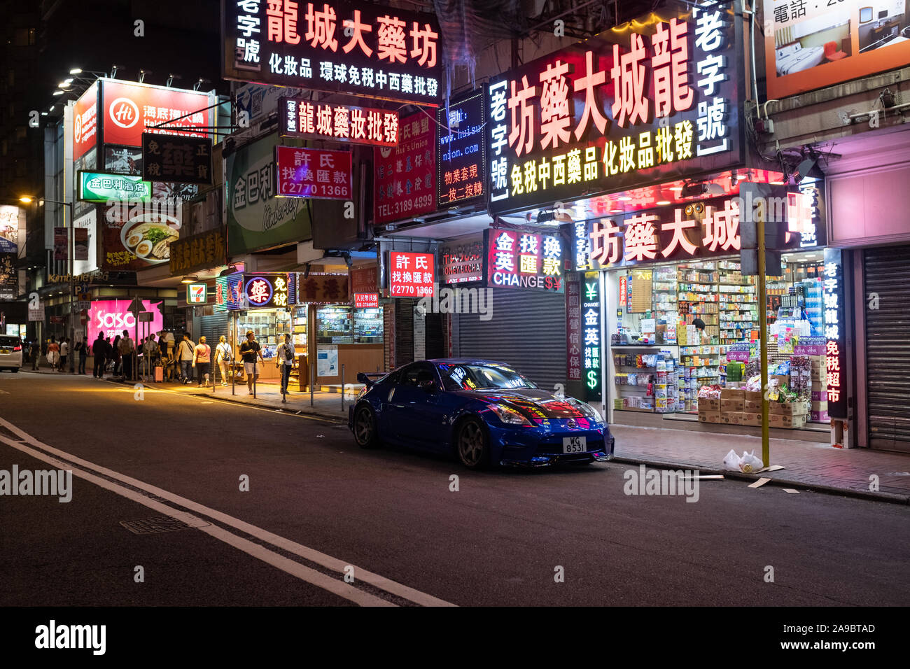 Ein Nissan GT-R sitzt unter bunten Leuchtreklamen in einer Seitenstraße von Tsim Sha Tsui in Kowloon, Hong Kong. Stockfoto