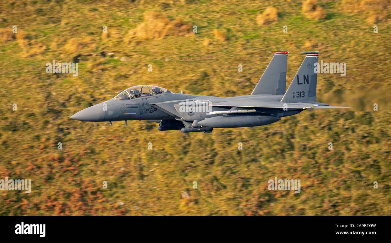 F-15E Strike Eagles Raider Flug' von der 48th Fighter Wing an RAF Lakenheath, niedrige Niveau in der Mach Loop, LFA7, Snowdonia, Wales, Großbritannien fliegen. Stockfoto