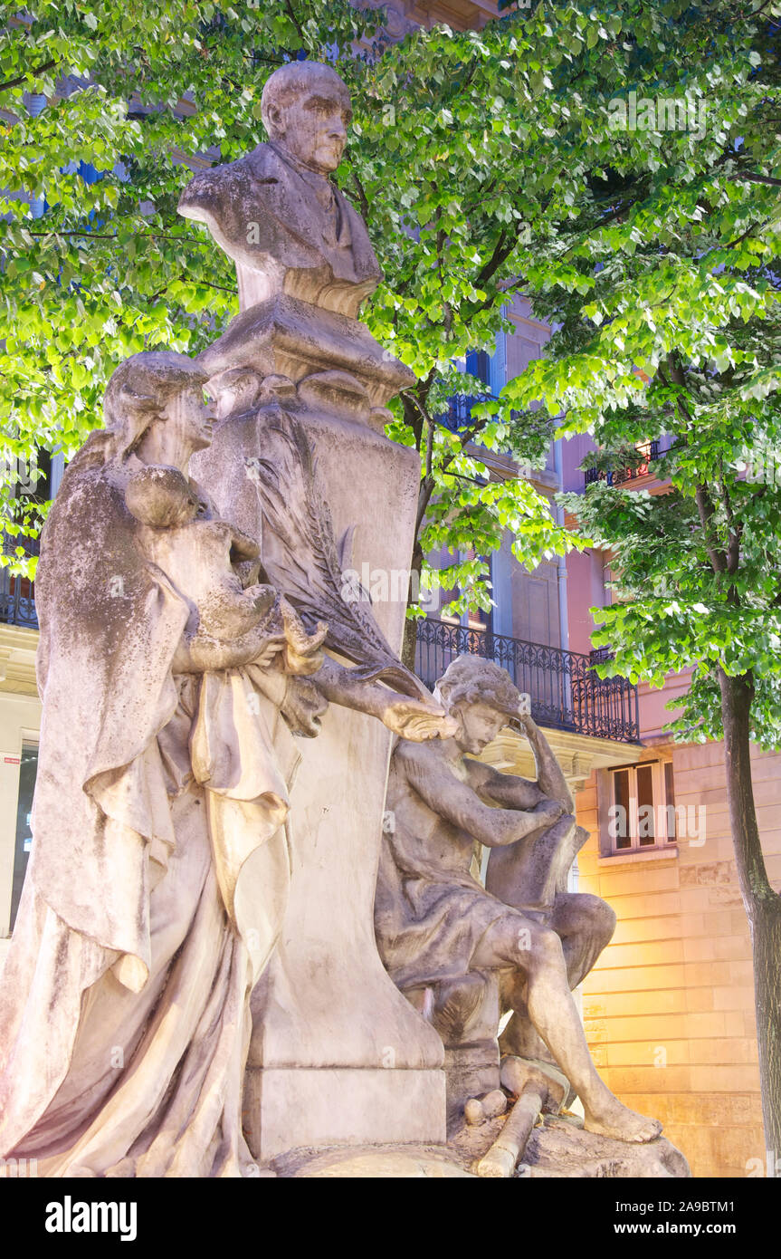Statue des berühmten französischen Philosophen Auguste Comte. Seine Ideen führten zur Gründung der Soziologie als akademische Disziplin. Place de la Sorbonne, Paris. Stockfoto