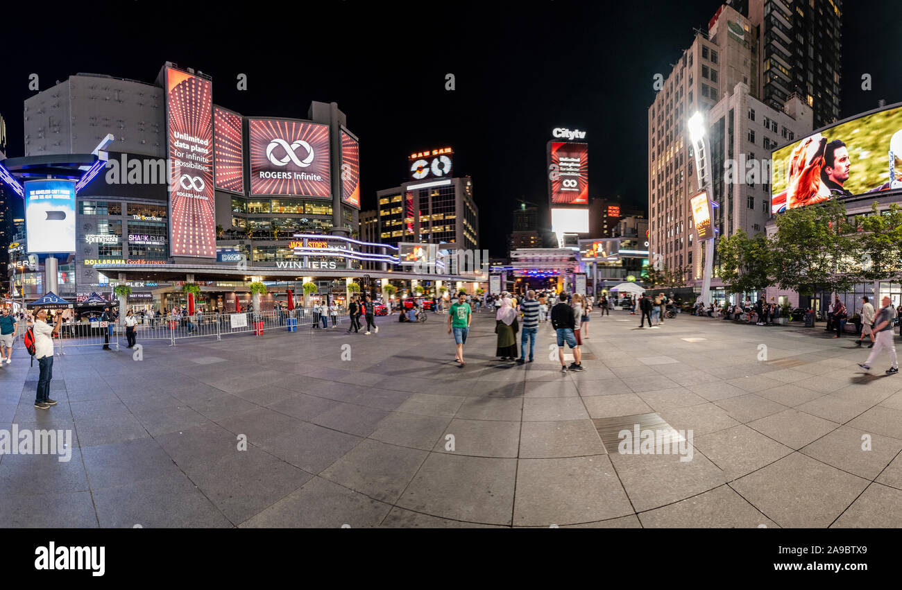 Leute hängen an der Yonge und Dundas Square, TORONTO, KANADA Stockfoto