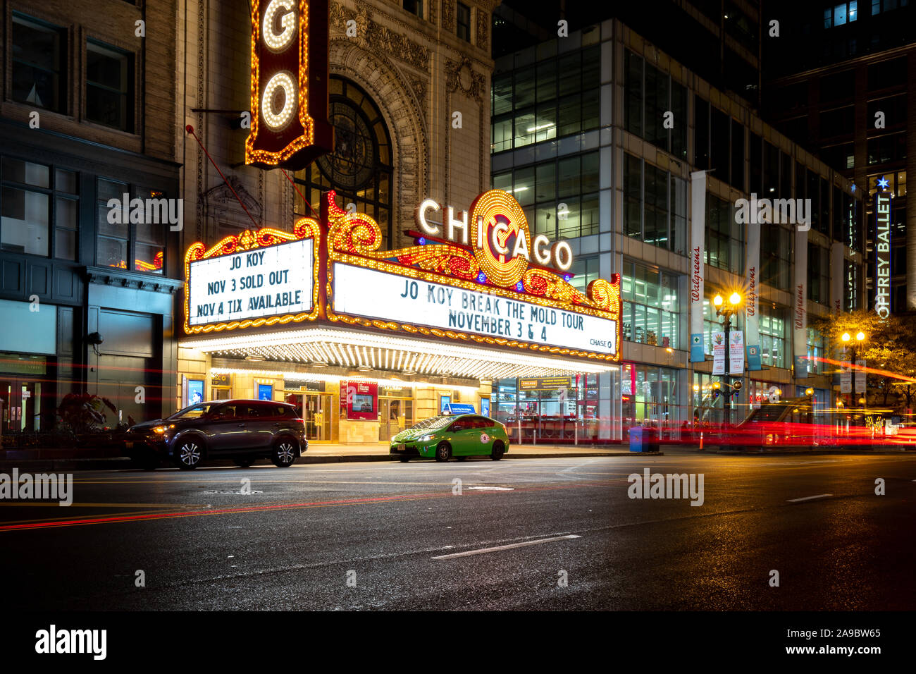 Die ikonischen Chicago Theater an einem kalten Winterabend mit einer langen Belichtungszeit von Fahrzeugen vorbei an der State Street. Stockfoto