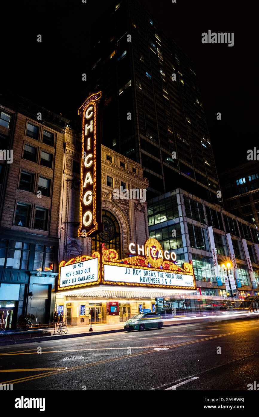 Die ikonischen Chicago Theater an einem kalten Winterabend mit einer langen Belichtungszeit von Fahrzeugen vorbei an der State Street. Stockfoto