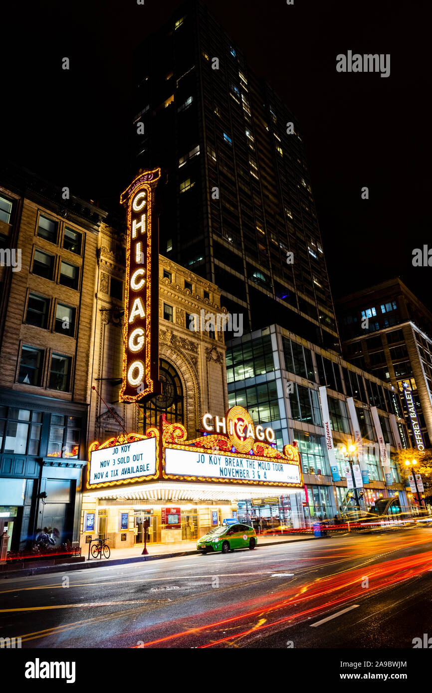 Die ikonischen Chicago Theater an einem kalten Winterabend mit einer langen Belichtungszeit von Fahrzeugen vorbei an der State Street. Stockfoto