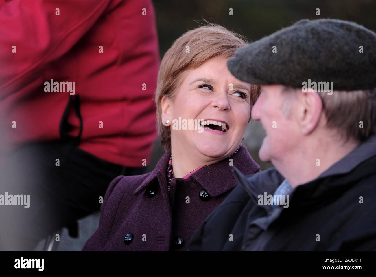 Bahnhof Brücke, Kingussie, Großbritannien. 14 Nov, 2019. Nicola Sturgeon visits Hawick Treffen mit lokalen Unterstützer sitzen neben Cyrill Corcoran (78) aus Galashiels auf ein Trio bike von Jim McPherson von Selkirk pilotiert. SNP Nicola Sturgeon visits Hawick in den schottischen Borders am Donnerstag, den 14. November 2019 und verbindet lokale Kandidat Calum Kerr zusammen mit Anhänger bei einer öffentlichen Veranstaltung auf der Kampagne Spur in bis zu Wahl am 12.Dezember 2019 (Bild: Rob Grau/Alamy Leben Nachrichten ausführen Stockfoto