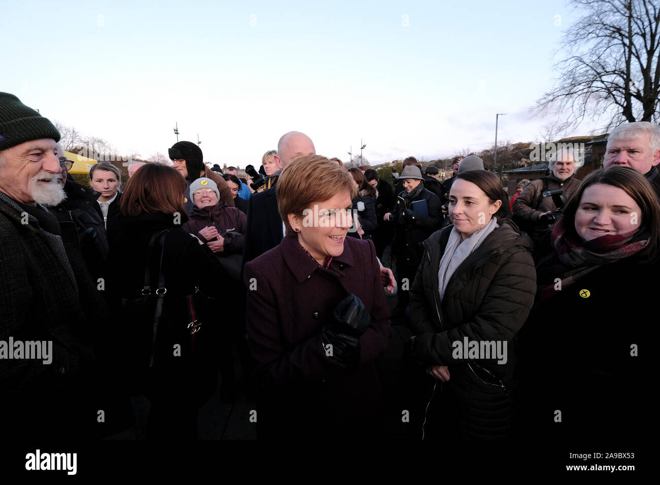 Bahnhof Brücke, Kingussie, Großbritannien. 14. Nov 2019. Nicola Sturgeon visits Hawick SNP Nicola Sturgeon visits Hawick in den schottischen Borders am Donnerstag, den 14. November 2019 und verbindet lokale Kandidat Calum Kerr zusammen mit Anhänger bei einer öffentlichen Veranstaltung auf der Kampagne im Vorfeld der Wahlen am 12.Dezember 2019 (Bild: Rob Grau/Alamy leben Nachrichten Stockfoto