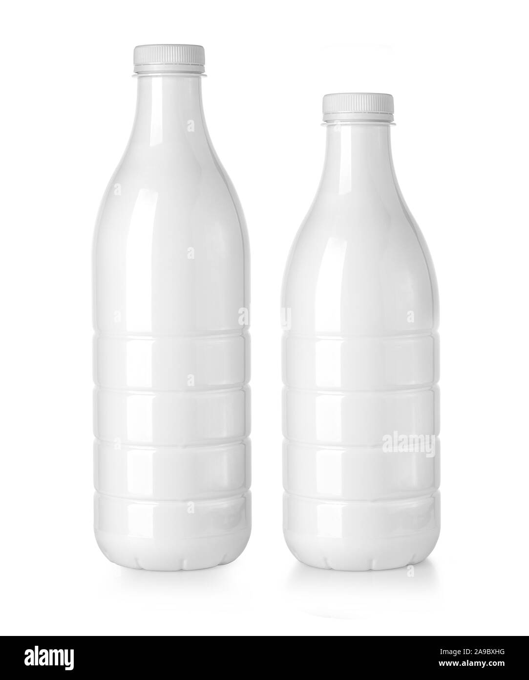 Weiß plastc Flaschen mit Milch auf weißem Hintergrund Stockfoto