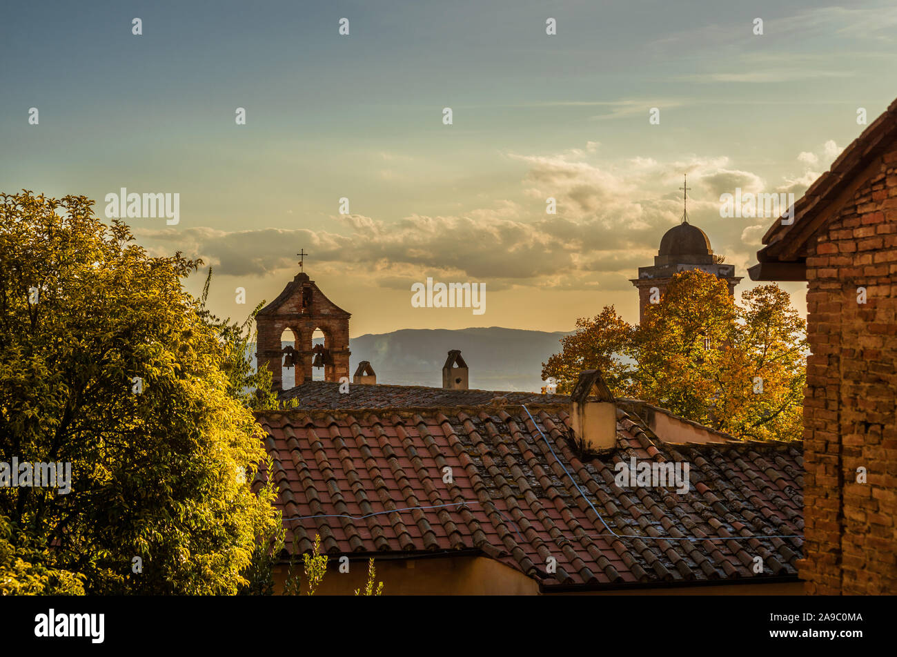Perugia Dächer bei Sonnenuntergang mit alten Glockenturm, Herbstblätter und schönen Himmel Stockfoto