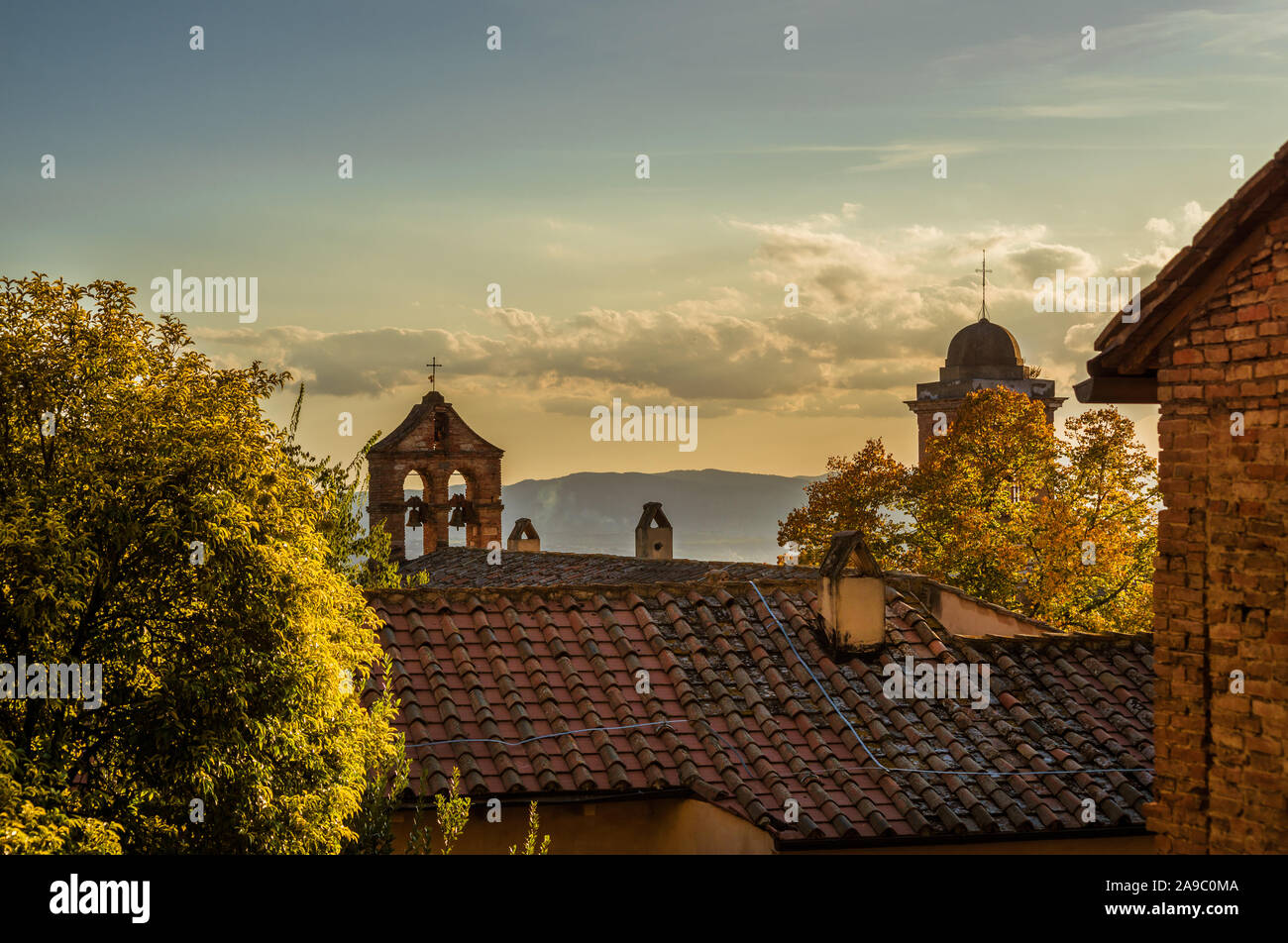 Perugia Dächer bei Sonnenuntergang mit alten Glockenturm, Herbstblätter und schönen Himmel Stockfoto Perugia Dächer bei Sonnenuntergang mit alten Glockenturm, Herbstblätter und schönen Himmel Stockfoto