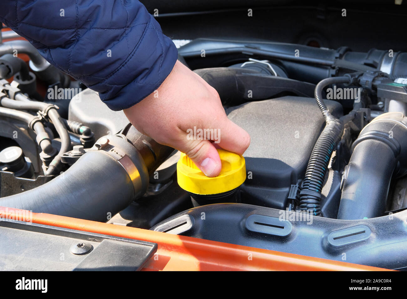 Auto Wartung Konzept. Treiber der Ölstand im Motor. Autos und Verkehr, von Hand schließen. Stockfoto