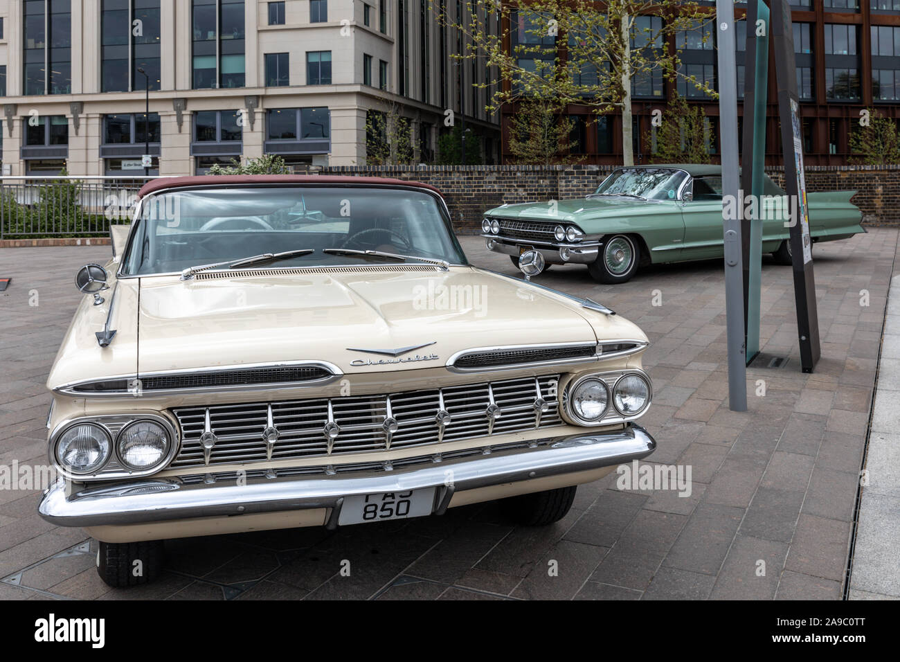 Beiden alten amerikanischen Autos, ein Chevrolet Impala und und Cadillac Eldorado, London Classic Car Boot Sale, King's Cross, London, UK Stockfoto