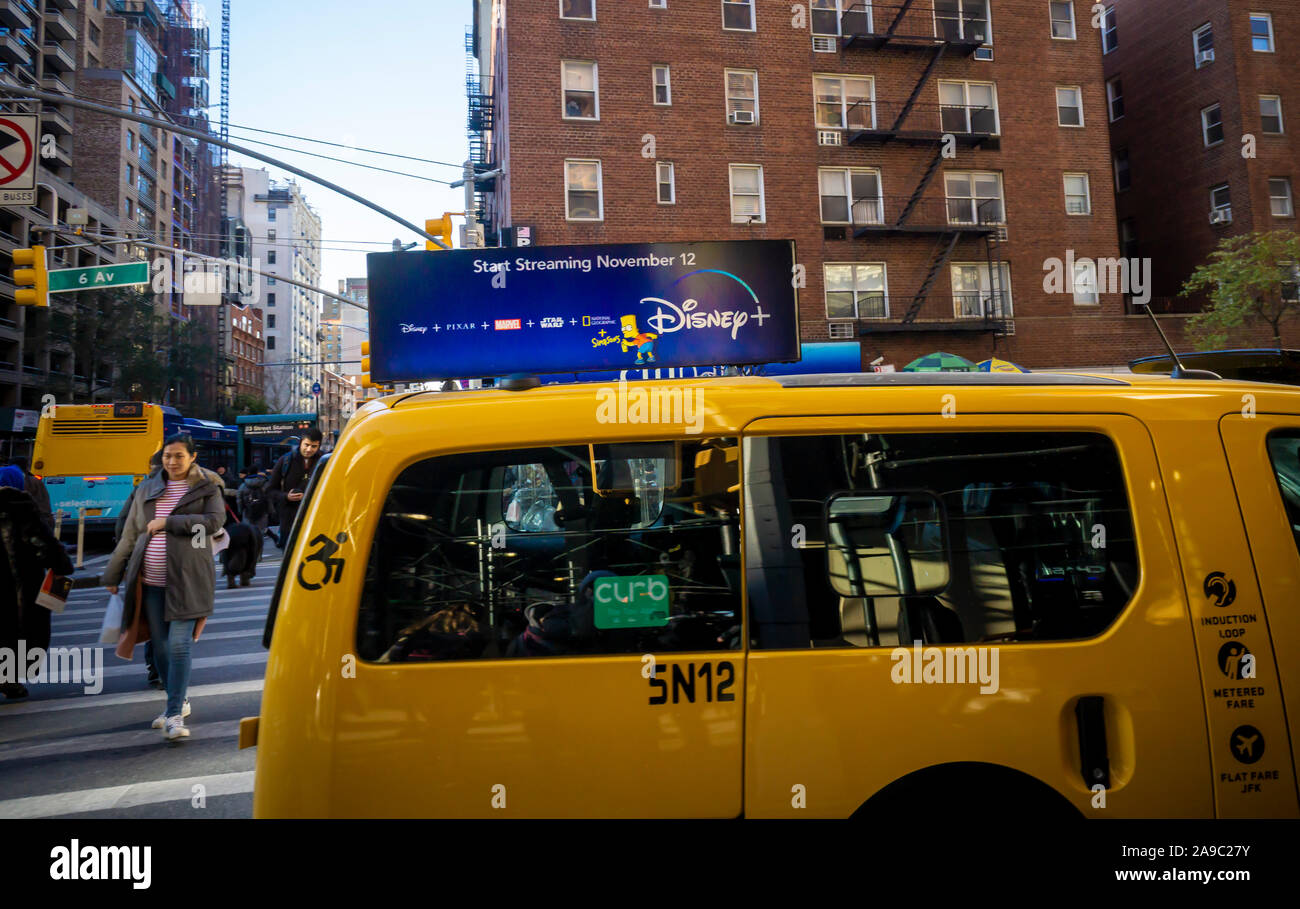 Werbung für den neuen streaming Service von The Walt Disney Co, Disney+, ist auf dem Dach eines Taxis in New York am Mittwoch gesehen, 13. November 2019. Disney + angekündigt, dass er übergeben hatte 10 Millionen Zeichen-sign-ups, da es gestern gestartet. (© Richard B. Levine) Stockfoto