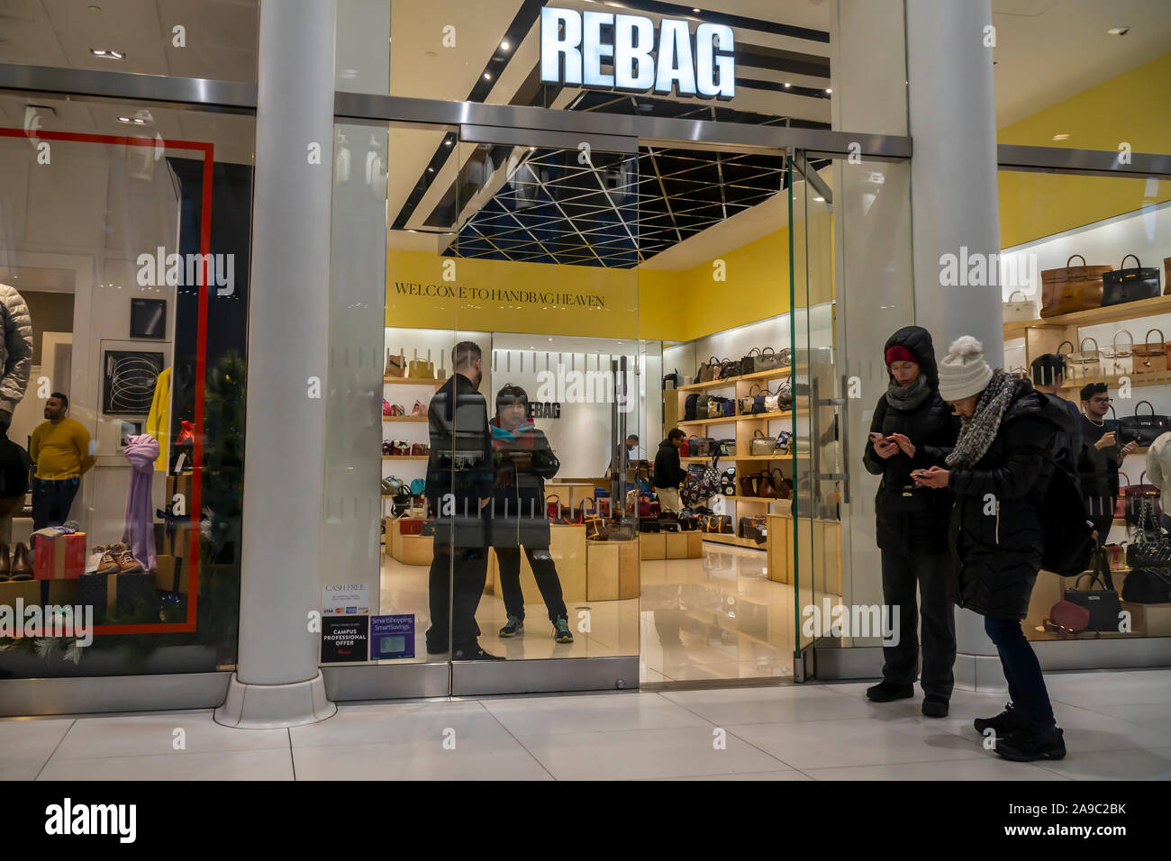 New York NY/USA - November 12, 2019 Die Rebag Store im World Trade Center Verkehrsknotenpunkt, der Oculus, in New York am Dienstag, 12. November 2019. Rebag ist im Wesentlichen ein second hand Store für Luxus Handtaschen. (© Richard B. Levine) Stockfoto