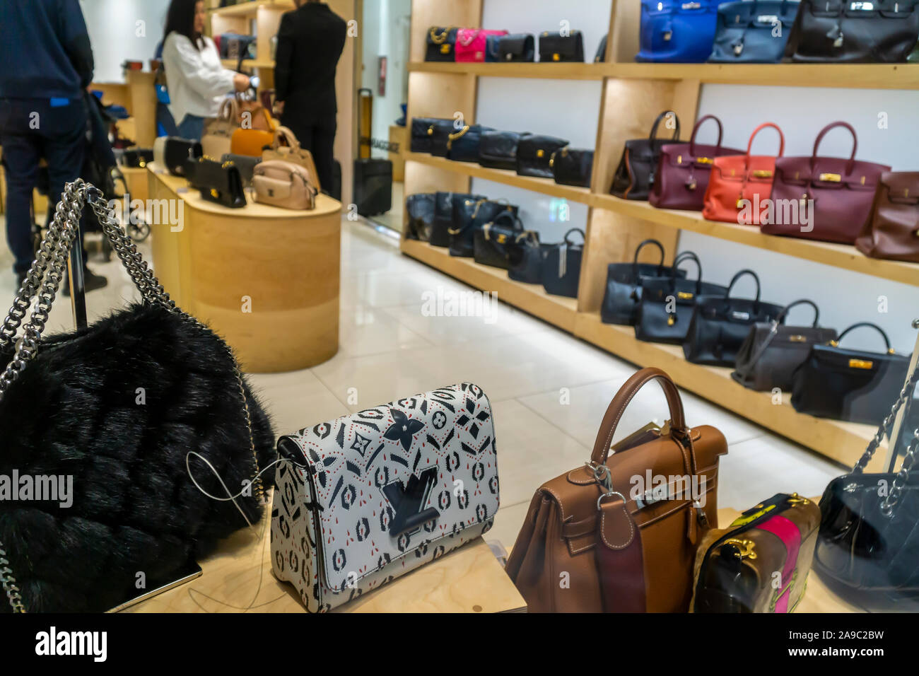 New York NY/USA - November 12, 2019 Die Rebag Store im World Trade Center Verkehrsknotenpunkt, der Oculus, in New York am Dienstag, 12. November 2019. Rebag ist im Wesentlichen ein second hand Store für Luxus Handtaschen. (© Richard B. Levine) Stockfoto