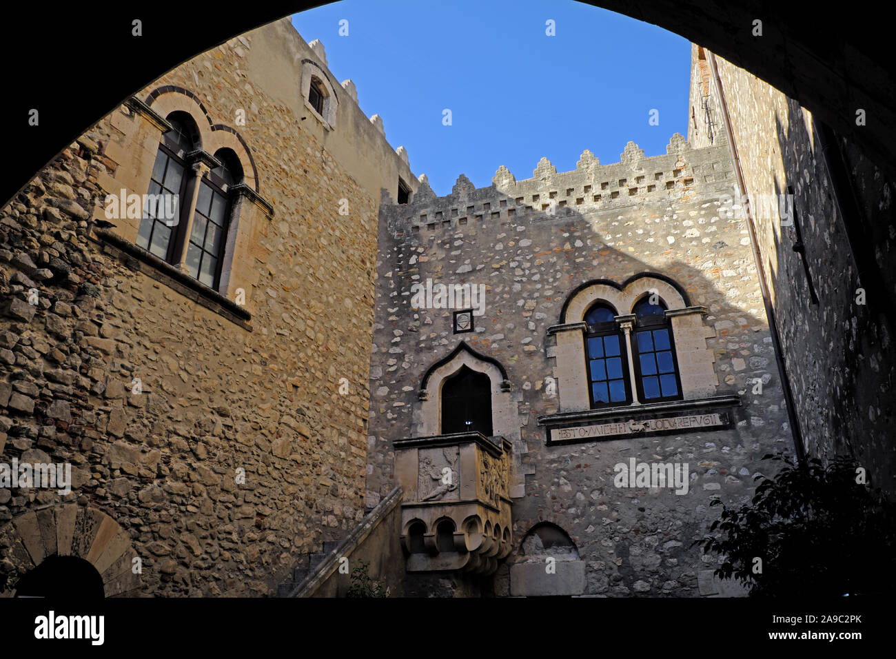 Innenraum der Palazzo Corvaja, mittelalterlichen Palast, 10. Jahrhundert, kombiniert Arabisch, Gothic, Norman styles. Taormina, Sizilien. Auf 9/1/19 fotografiert. Stockfoto