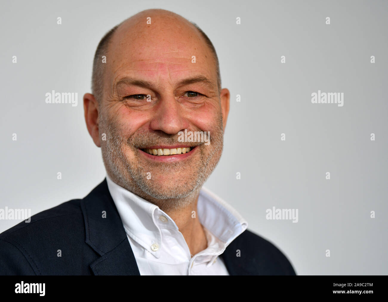 Erfurt, Deutschland. 14 Nov, 2019. Ralf-Uwe Beck, Sprecher des Bundesvorstandes von 'Mehr Demokratie' und Thüringische Sprecher, während der Pressekonferenz im Thüringer Landtag. Er stellt eine Liste von Forderungen und Ideen für interfraktionelle Initiativen im Bereich der demokratischen Entwicklung. Foto: Martin Schutt/dpa-Zentralbild/dpa/Alamy leben Nachrichten Stockfoto
