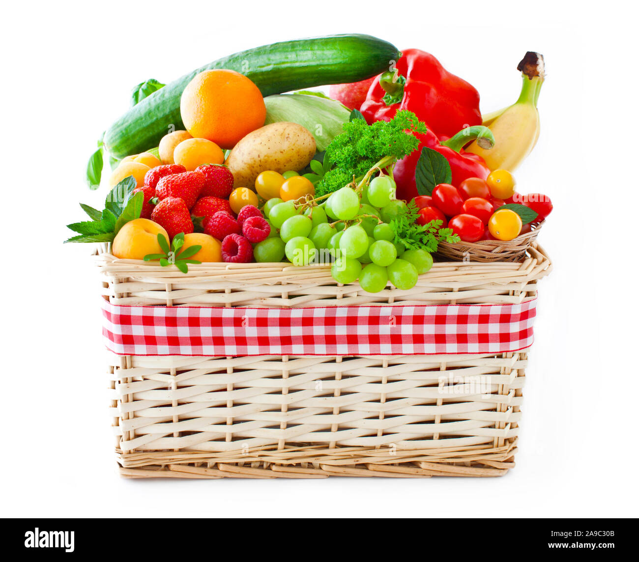 Verschiedene Früchte und Gemüse in einem Korb Stockfoto