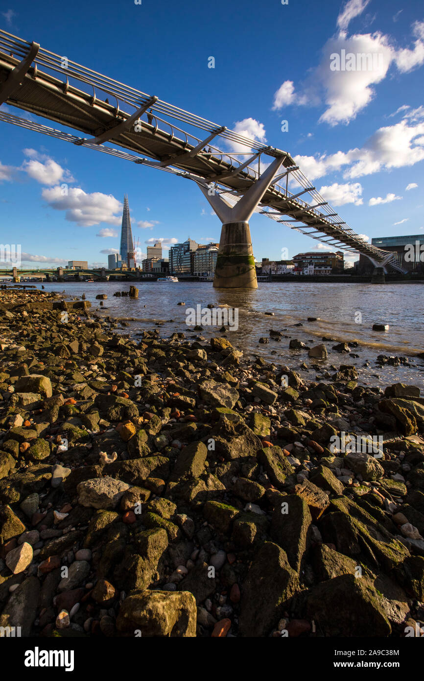 London, UK, 28. Januar 2019: Ein Blick vom Ufer der Themse in London, UK. Diese Ansicht, in der Sehenswürdigkeiten von Southwark Bridge, der Shard Stockfoto