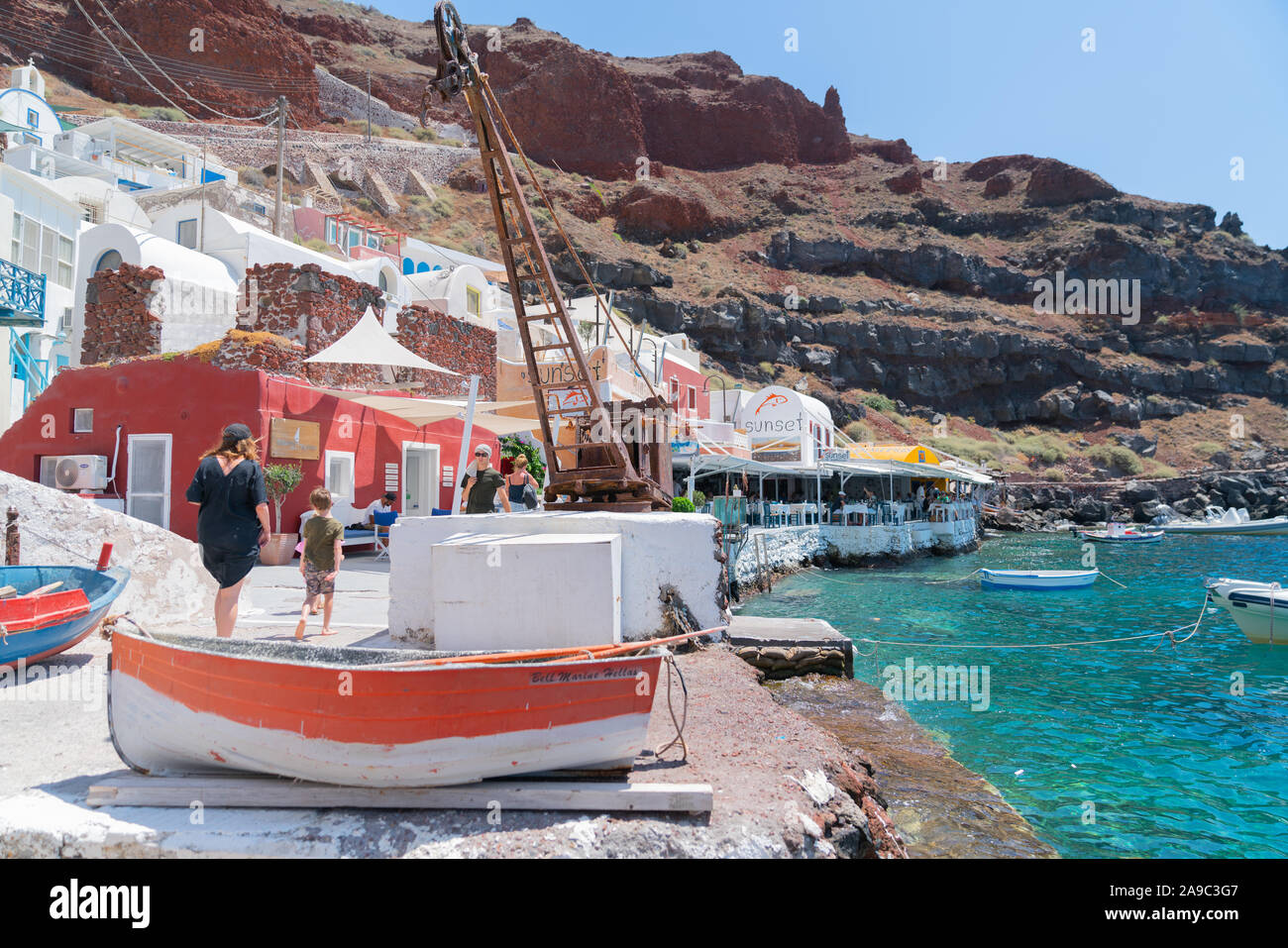 Ammoudi Bay Griechenland - 7. August 2019; rustikale Waterfront von Ammoudi Bay auf der griechischen Insel Santorini Stockfoto