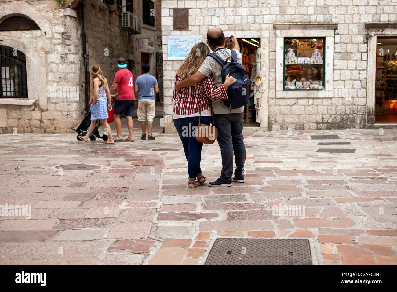 Montenegro, 20, 27, Sept 22, 2019: belebte Straße in der Altstadt von Kotor Stockfoto