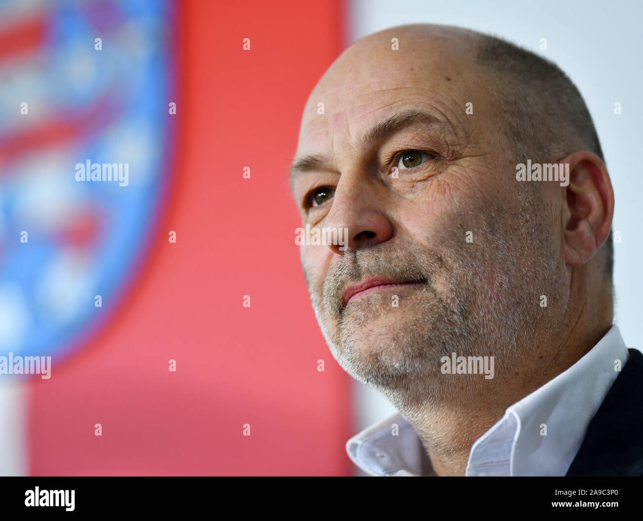 Erfurt, Deutschland. 14 Nov, 2019. Ralf-Uwe Beck, Sprecher des Bundesvorstandes von 'Mehr Demokratie' und Thüringische Sprecher, während der Pressekonferenz im Thüringer Landtag. Er stellt eine Liste von Forderungen und Ideen für interfraktionelle Initiativen im Bereich der demokratischen Entwicklung. Foto: Martin Schutt/dpa-Zentralbild/dpa/Alamy leben Nachrichten Stockfoto