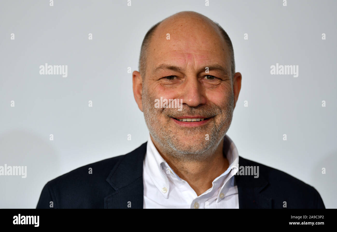 Erfurt, Deutschland. 14 Nov, 2019. Ralf-Uwe Beck, Sprecher des Bundesvorstandes von 'Mehr Demokratie' und Thüringische Sprecher, während der Pressekonferenz im Thüringer Landtag. Er stellt eine Liste von Forderungen und Ideen für interfraktionelle Initiativen im Bereich der demokratischen Entwicklung. Foto: Martin Schutt/dpa-Zentralbild/dpa/Alamy leben Nachrichten Stockfoto