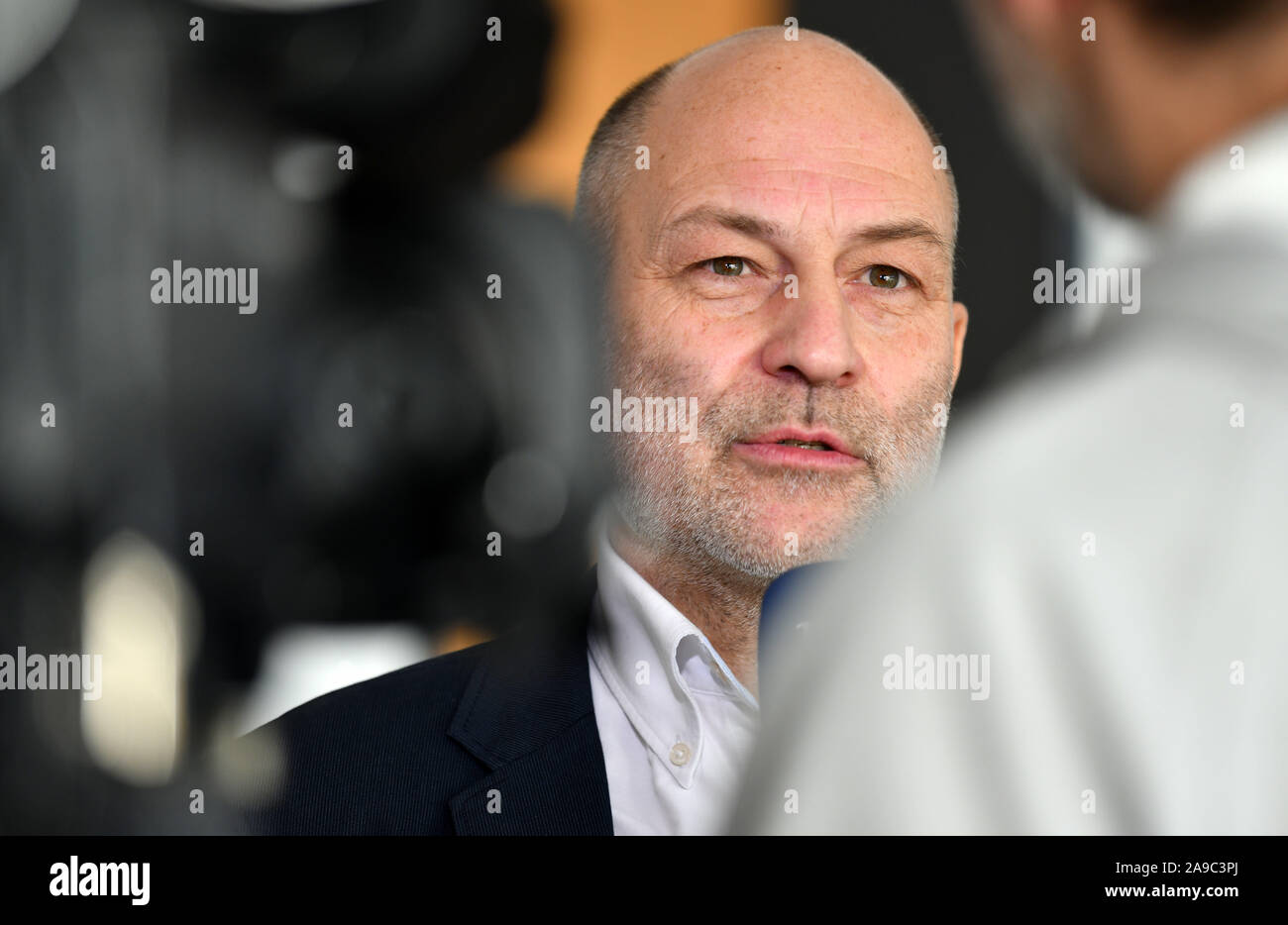 Erfurt, Deutschland. 14 Nov, 2019. Ralf-Uwe Beck, Sprecher des Bundesvorstandes von 'Mehr Demokratie' und Thüringische Sprecher, während der Pressekonferenz im Thüringer Landtag. Er stellt eine Liste von Forderungen und Ideen für interfraktionelle Initiativen im Bereich der demokratischen Entwicklung. Foto: Martin Schutt/dpa-Zentralbild/dpa/Alamy leben Nachrichten Stockfoto