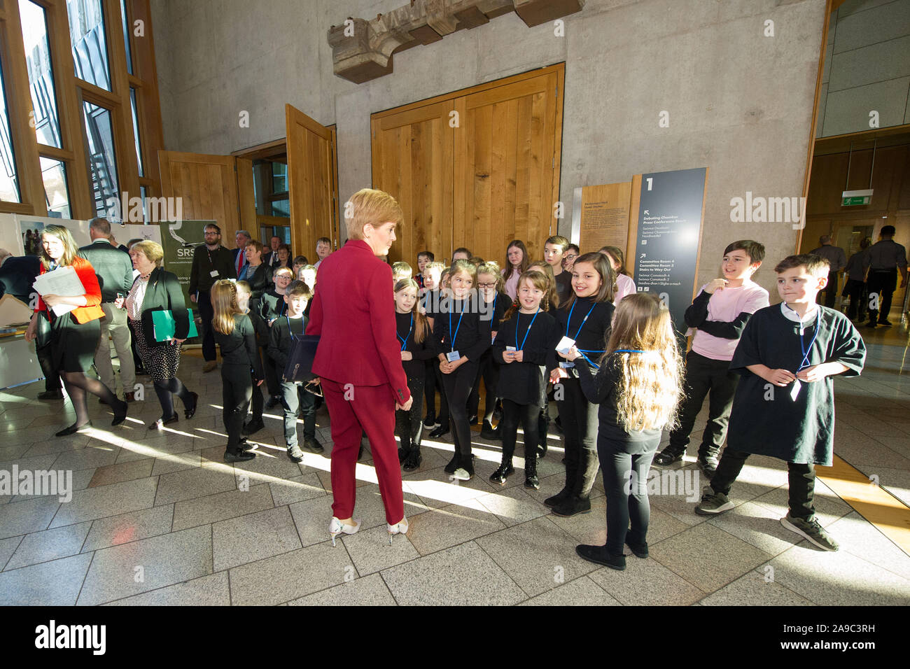 Edinburgh, Großbritannien. 14. November 2019. Im Bild: Nicola Sturgeon MSP - Erster Minister von Schottland und Leiter der Scottish National Party (SNP) abgebildet mit Schülerinnen und Schüler vor dem Schottischen Parlament. Die ganze Welt ist unsere Bühne - Grundschüler nie in Translanguaging verloren. Dieses mehrsprachige Leistung in der Verbrennungen Zimmer im schottischen Parlament (Edinburgh EH9 1SP) am Donnerstag, dem 14. November um 1:15 Uhr. Diese Veranstaltung ist nur auf Einladung möglich. Wir sind besonders dankbar, Herr Stuart McMillan MSP für seine Förderung und Unterstützung. Credit: Colin Fisher/Alamy leben Nachrichten Stockfoto