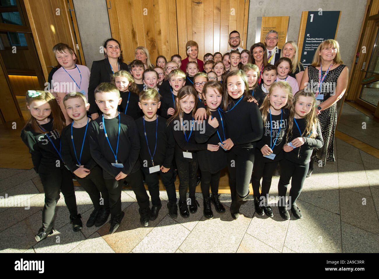 Edinburgh, Großbritannien. 14. November 2019. Im Bild: Nicola Sturgeon MSP - Erster Minister von Schottland und Leiter der Scottish National Party (SNP) abgebildet mit Schülerinnen und Schüler vor dem Schottischen Parlament. Die ganze Welt ist unsere Bühne - Grundschüler nie in Translanguaging verloren. Dieses mehrsprachige Leistung in der Verbrennungen Zimmer im schottischen Parlament (Edinburgh EH9 1SP) am Donnerstag, dem 14. November um 1:15 Uhr. Diese Veranstaltung ist nur auf Einladung möglich. Wir sind besonders dankbar, Herr Stuart McMillan MSP für seine Förderung und Unterstützung. Credit: Colin Fisher/Alamy leben Nachrichten Stockfoto