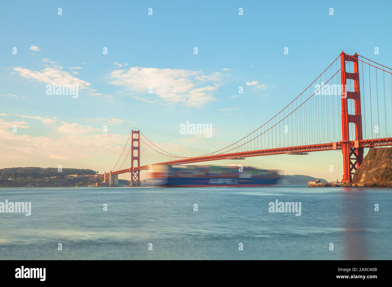 Ein frachtschiff unter der Golden Gate Bridge ist morgens, California, United States. Stockfoto